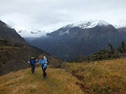 15 Vista verso il Pizzo del Diavolo e il Redorta ricoperti di nuvole